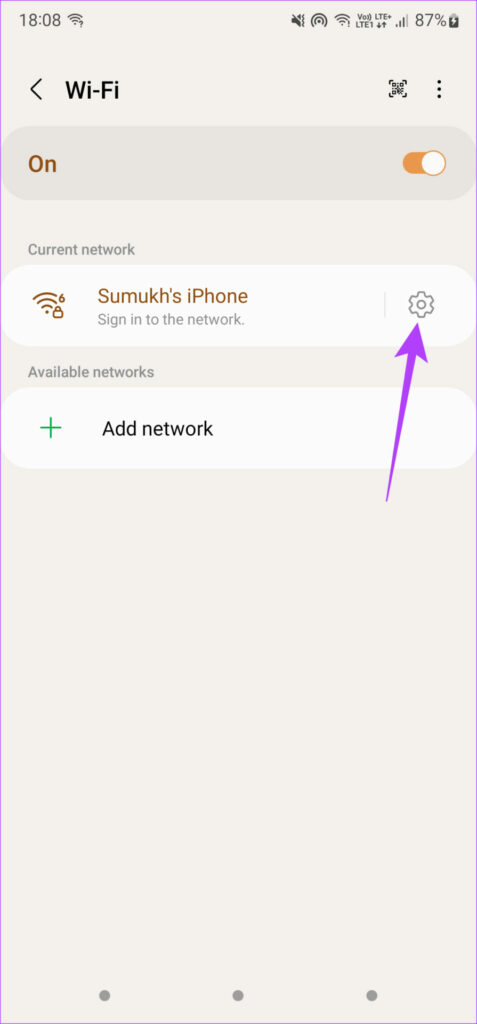 روی نماد Settings در کنار شبکه Wi-Fi که به آن متصل هستید ضربه بزنید
